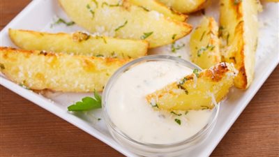 طريقة عمل البطاطس المقلية بجبن البارميزان