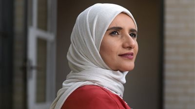 الروائية العمانية «جوقة الحارثي».. كيف وصلت للعالمية؟