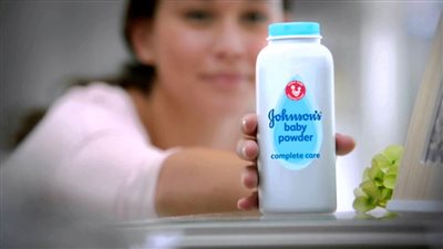 فوائد بودرة الأطفال المدهشة لبشرة أكثر نعومة