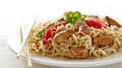 طريقة عمل النودلز بالدجاج في مطبخك