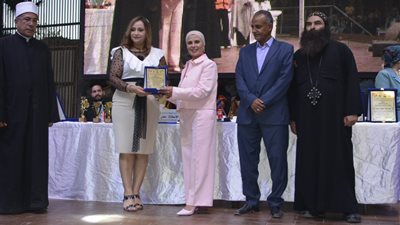 «المصرية الأفريقية» تكرم أمل المغربي مديرة مدرسة بشرم الشيخ