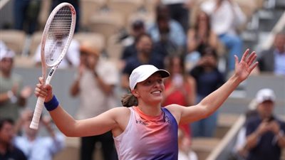 بطلة العالم إيجا سوياتيك تسحق منافسيها في بطولة فرنسا المفتوحة للتنس 
