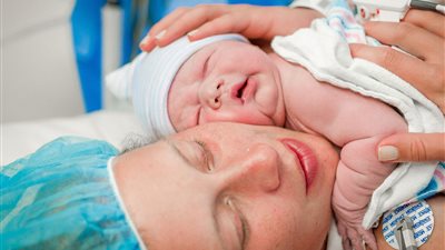 «الصحة» تحدد 6 فوائد مذهلة للولادة الطبيعية 