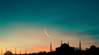 تفسير رؤية الهلال في المنام للعزباء والمتزوجة