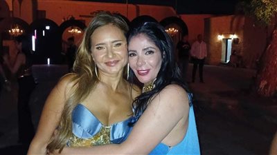 نيللي كريم تخطف الأنظار في زفاف جميلة عوض بعد الطلاق (صور) 