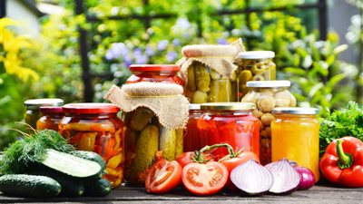 تفسير رؤية المخلل في المنام للعزباء والمتزوجة