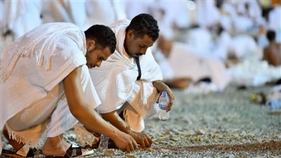 هل يجوز شرعًا أن تكون نفرة الحجيج من عرفات على مراحل؟ «الإفتاء تُجيب»
