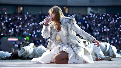 15 إطلالة مبهرة في جولة تايلور سويفت الموسيقية بأنامل لبنانية إيطالية (صور)