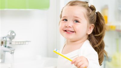 5 حيل ذكية لتشجعي طفلك على غسل أسنانه يوميًا