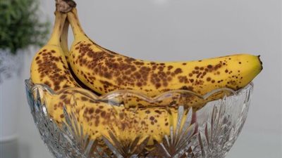 لربات البيوت.. حيلة بسيطة لتخزين الموز في الفريزر لفترة أطول