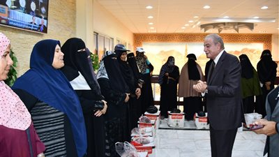 جبر الخواطر.. توزيع لحوم وأغذية على عمال النظافة بجنوب سيناء