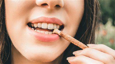 تفسير رؤية السواك في المنام للعزباء والحامل والمتزوجة