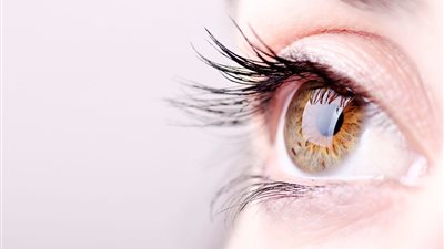  7 أسباب شائعة تؤدي إلى فقدان الرموش وتساقطها.. إحذر منها