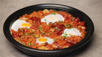 لإفطار صحي .. طريقة عمل الفول بالبيض والطماطم