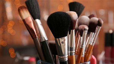 طريقة تنظيف فرش المكياج بخطوات بسيطة