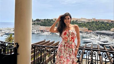 ياسمين صبري بإطلالة صيفية أمام البحر