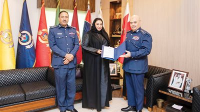 رئيس الأمن العام البحريني يكرم موظفة لتفانيها وإخلاصها في العمل