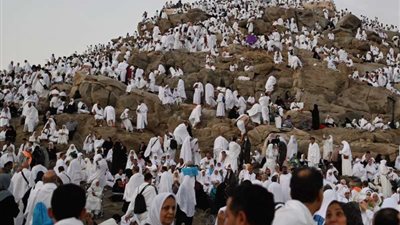 بث مباشر | ضيوف الرحمن يتوافدون على جبل عرفات ويواصلون مناسك الحج