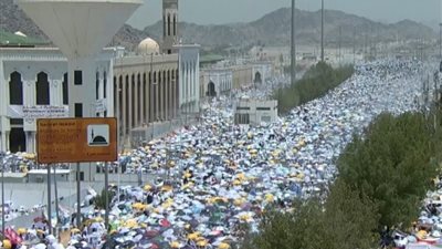 الحجاج يتوافدون على مسجد نمرة للاستماع إلى خطبة عرفة وأداء صلاتى الظهر والعصر