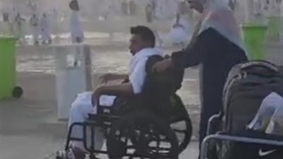 زوجة تخطف أنظار السوشيال ميديا لمساعدتها زوجها على كرسي متحرك لأداء مناسك الحج (صور)  