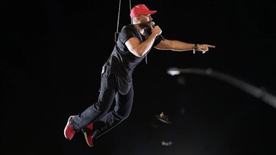 تامر حسني يفاجيء جمهوره بالطيران في حفله ويعلق: مجازفة خطيرة ( فيديو)   