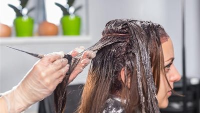 بعيدًا عن «الكوافير».. أفضل طريقة لصبغ الشعر بدون مواد كيميائية في عيد الأضحى 