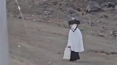 قصة الحاجة ماجدة المصرية التي ألهمت الجميع بمشيها إلى جبل عرفات 