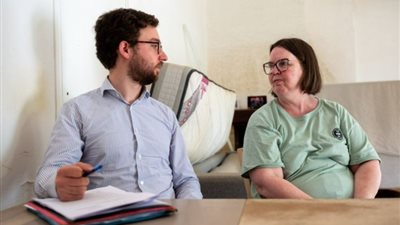 فرنسية تقاضي شركتها لتقاضيها راتبًا دون عمل