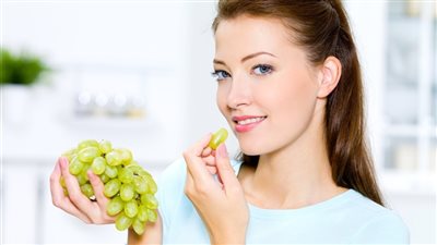 في موسمه ..6 فوائد نسائية خارقة للعنب تدفعك لتناوله 