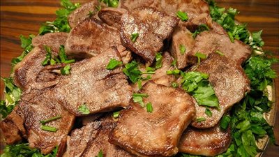 أكلات عيد الأضحى.. طريقة عمل اللسان المحمر في الزبدة 