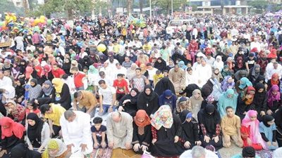 ما حكم وقوف الرجال بجوار النساء في صلاة العيد؟ الأزهر يجيب