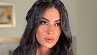 ميرنا نور الدين بفستان أبيض صيفي والجمهور يتفاعل 