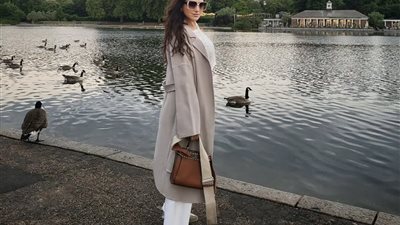 بدون مكياج .. مي عمر تستمتع بنزهة خاصة وسط أحضان الطبيعة في لندن (صور)