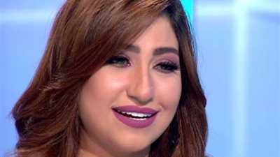 المطربة بوسي تتألق بفستان أسود ساحر (صورة)