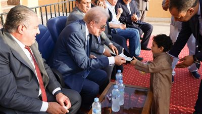 محافظ جنوب سيناء يوزع العيدية على الأطفال