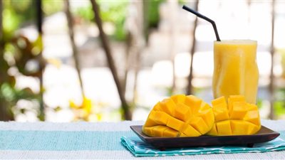  طريقة عمل سموثي المانجو و البرتقال للتغلب على حر الصيف 