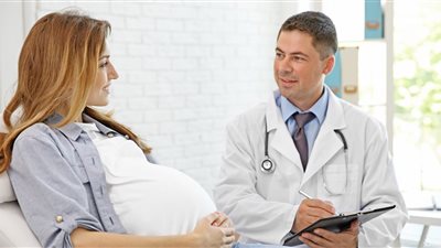 ما حكم كشف المرأة عند طبيب رجل؟.. «الإفتاء تُجيب»