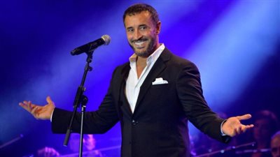 معجبة تعرض الزواج على كاظم الساهر في حفله بالقاهرة.. وهكذا كان رده (فيديو) 