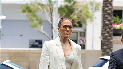 جينيفر لوبيز تعتمد إطلالة كاجوال في ظهورها الأخير 