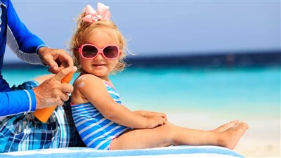 «لو هتخرجى فى الحر».. 5 أشياء عليك تجنبها لحماية طفلك في الصيف