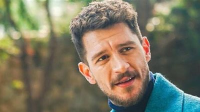 نجم «ابنة السفير» أوزار كايجيلار يثير الجدل بقبلة فاضحة على المسرح (صور)