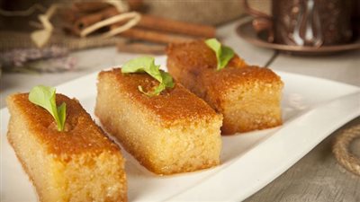 طريقة عمل البسبوسة بالزبادي مثل المحلات