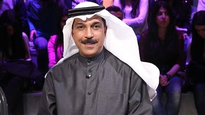 عبد الله الرويشد يثير قلق جمهوره بعد ظهوره على كرسي متحرك (فيديو)