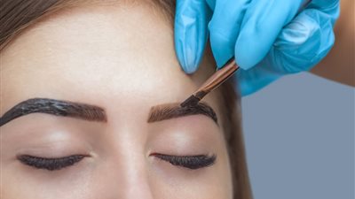 للجنس الناعم.. 5 فوائد لاستخدام الحناء لتكثيف الحواجب