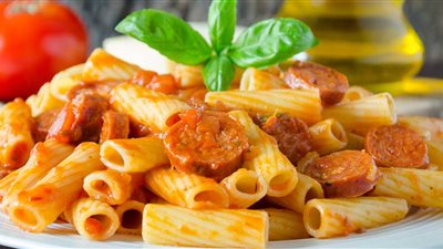 لغداء لذيذ.. طريقة عمل المكرونة بالسجق والصلصة