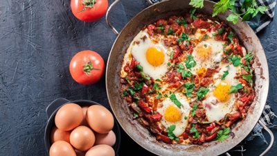 لإفطار صحي .. طريقة عمل البيض العيون بالخضار