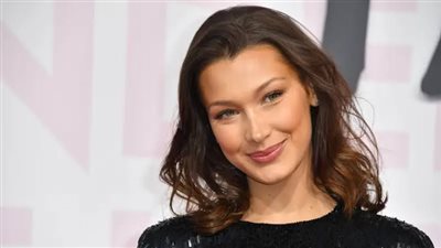 بيلا حديد تثير تعاطف محبيها بتصرف إنساني جديد بعد رائحة عطورها الغريبة 