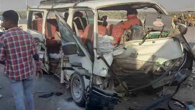 بالأسماء.. مصرع واصابة 18 شخص في حادث انقلاب ميكروباص بطريق أسيوط الصحراوي