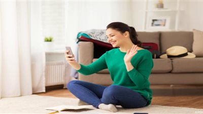 زوجي مغترب ويطلب مني علاقة حميمية عبر التليفون.. ماذا أفعل؟