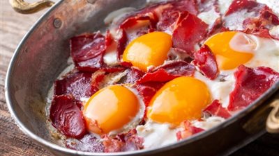 لإفطار شهي.. طريقة عمل البيض العيون بالبسطرمة